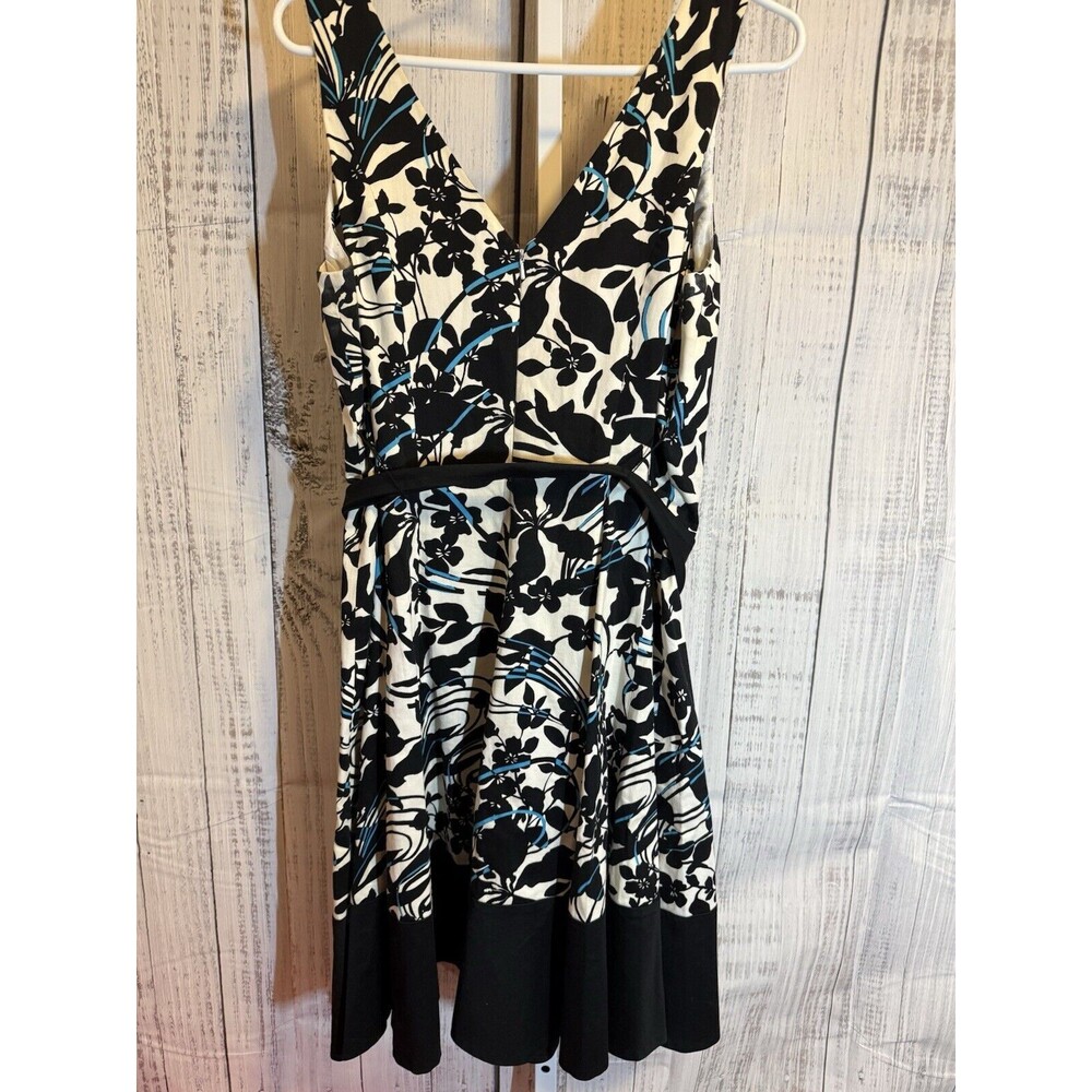 Jones Wear Dress Women’s Size 14 White Black And Blue Floral V Neck Dress Belted - Picture 4 of 4